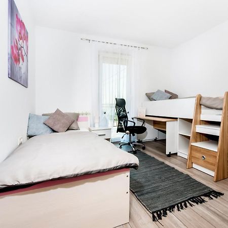 Lea'S Apartment โรวีน ภายนอก รูปภาพ