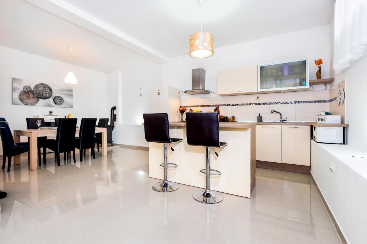 Lea'S Apartment โรวีน ภายนอก รูปภาพ