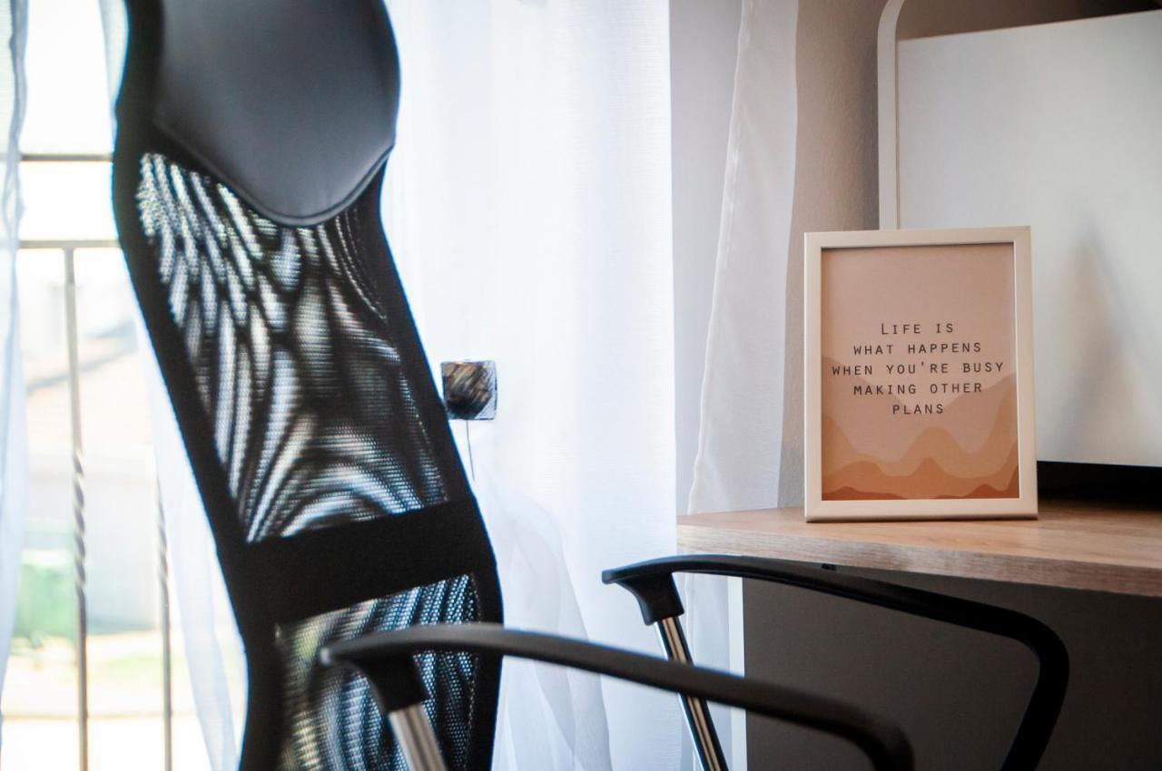 Lea'S Apartment โรวีน ภายนอก รูปภาพ