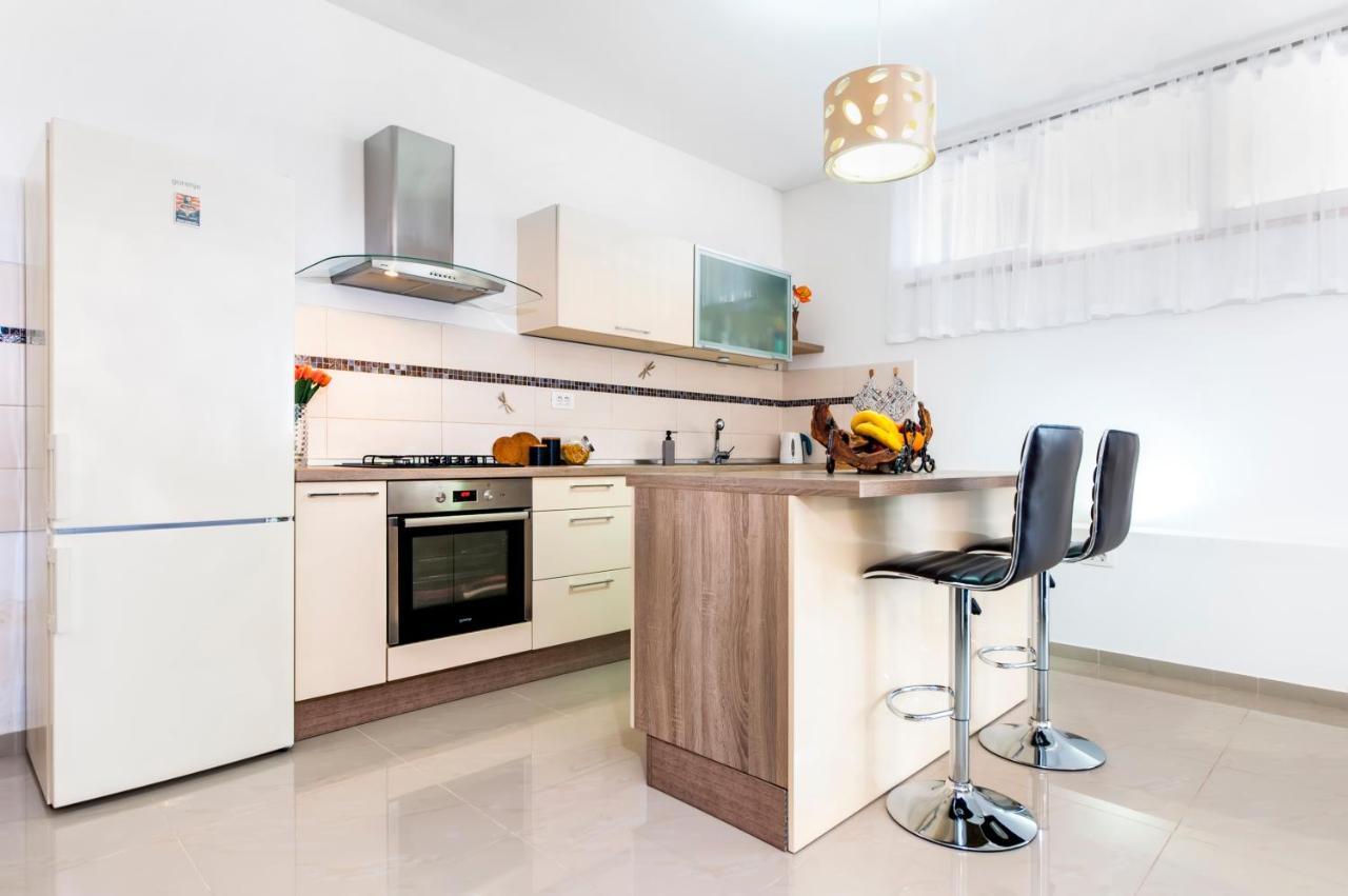 Lea'S Apartment โรวีน ภายนอก รูปภาพ