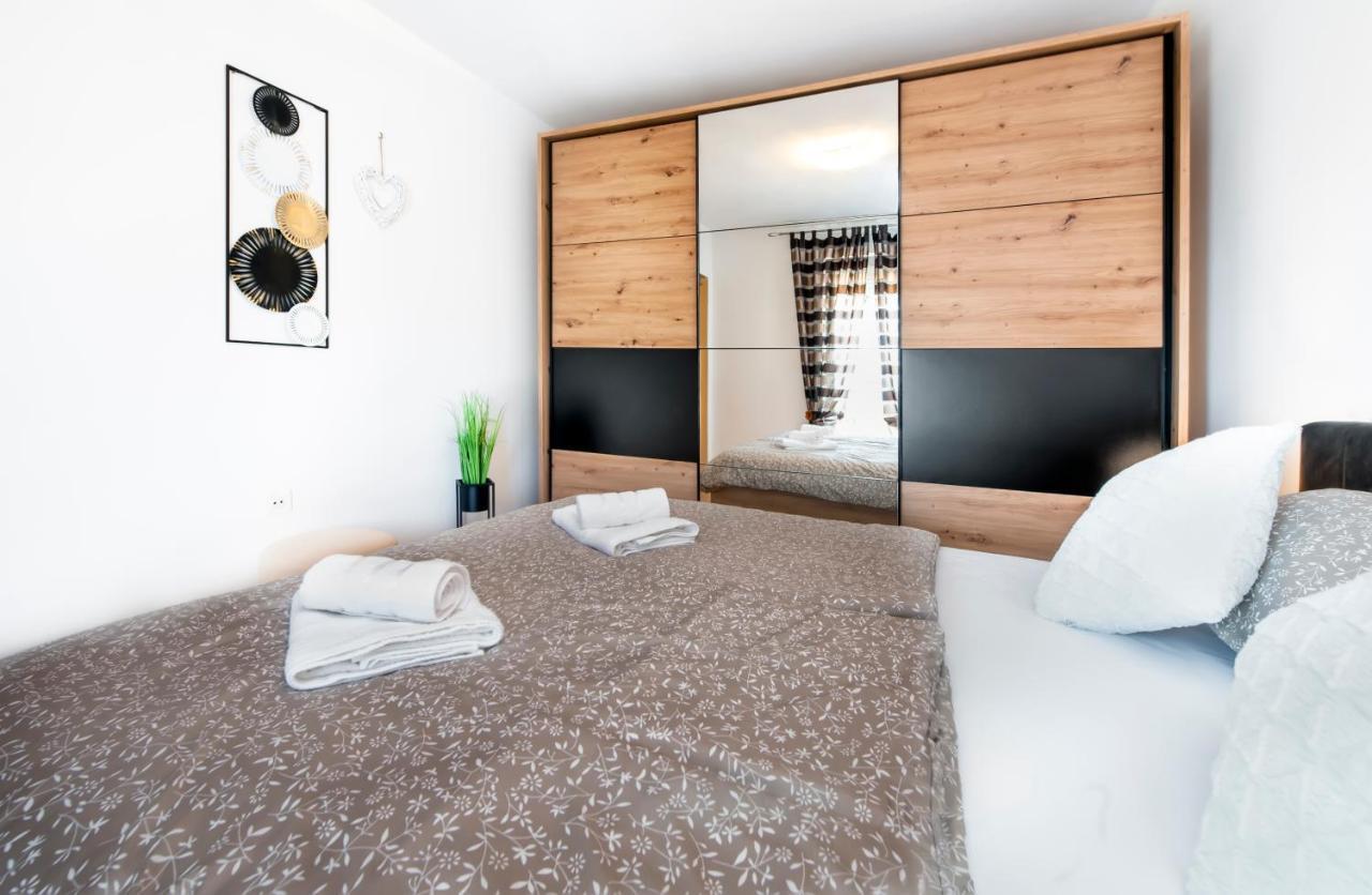 Lea'S Apartment โรวีน ภายนอก รูปภาพ