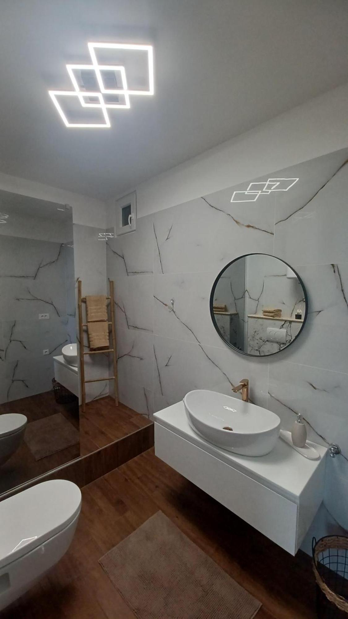 Lea'S Apartment โรวีน ภายนอก รูปภาพ
